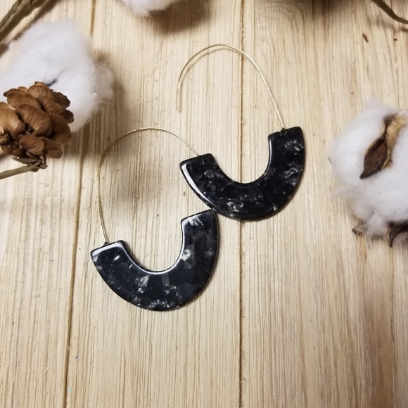Beautiful crushed Black shell hook earrings - Picture 4 of 6